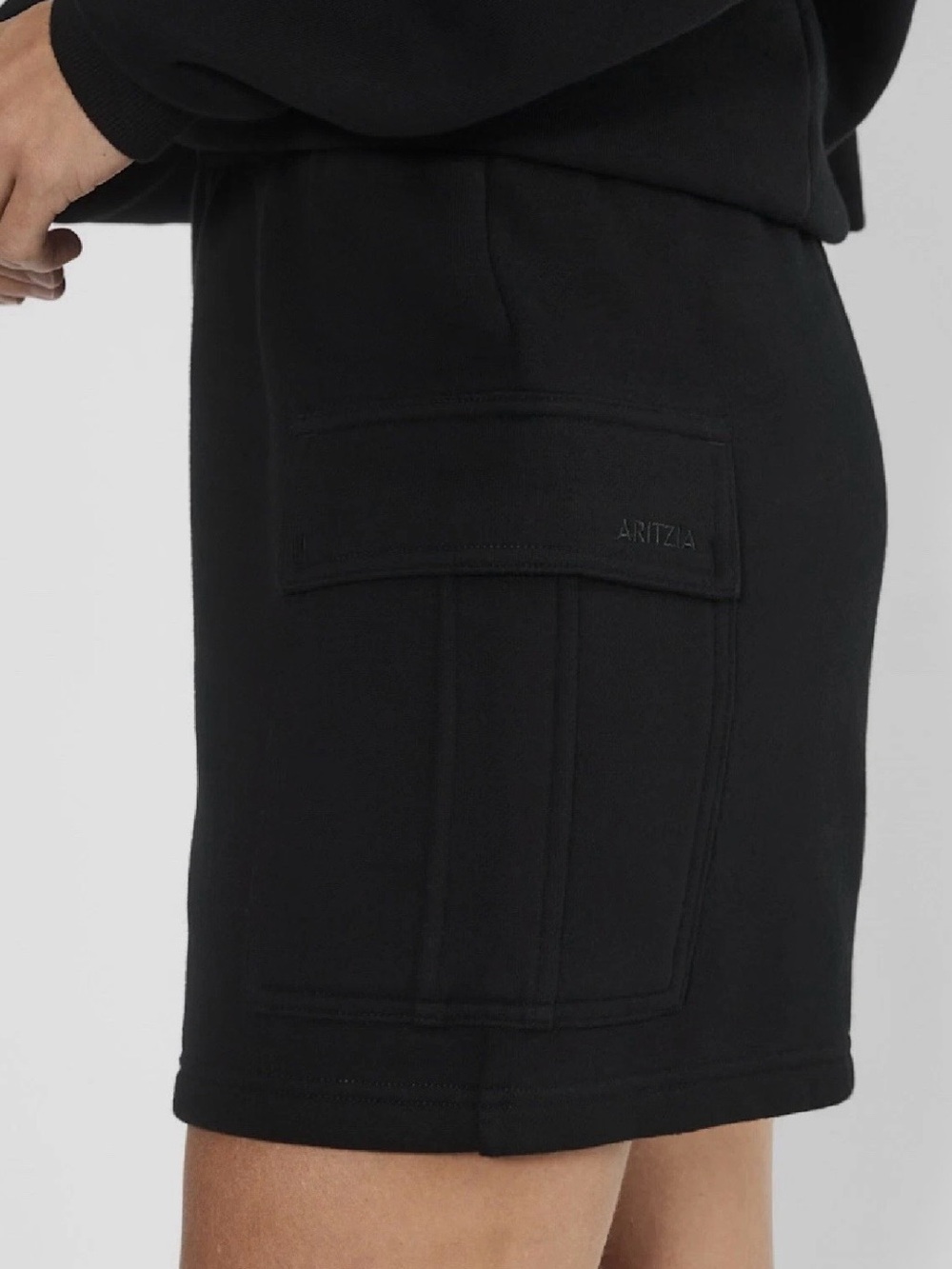 Aritzia Cozy Sweatfleece Mega Cargo Mid-Thigh Shorts Size L Black Soft $59
